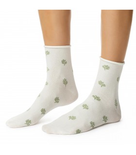 Art. 099 DR108 38-40 ECRU - SKARPETKI DAMSKIE W KWIATY - BEZUCISKOWE